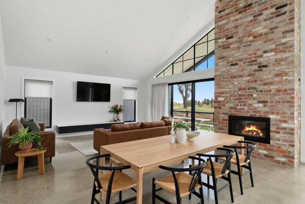 Golf Fronted Getaway Silverwoods Holiday home Yarrawonga