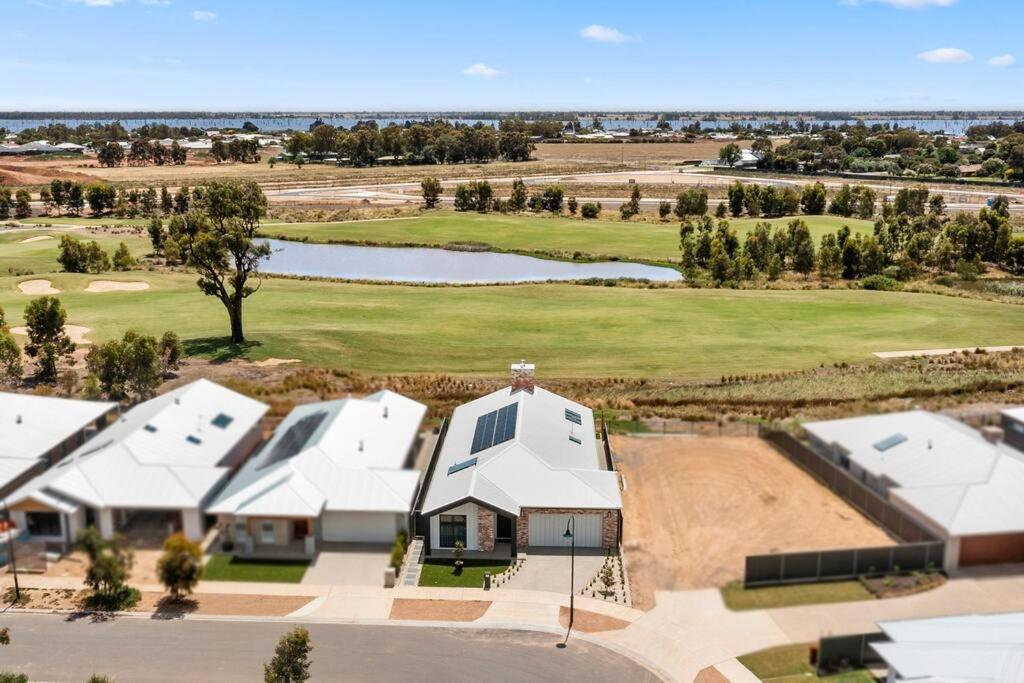 Holiday home Golf Fronted Getaway Silverwoods Yarrawonga